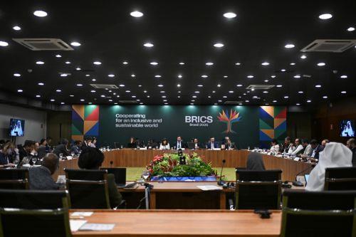 Συζητούν απάντηση στους δασμούς Τραμπ οι BRICS τη Δευτέρα στη Βραζιλία