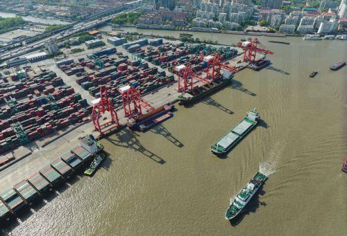 Ο ΥΠΕΞ Κίνας καλεί ΗΒ, ΕΕ να βοηθήσουν στην υπεράσπιση του παγκόσμιου εμπορίου