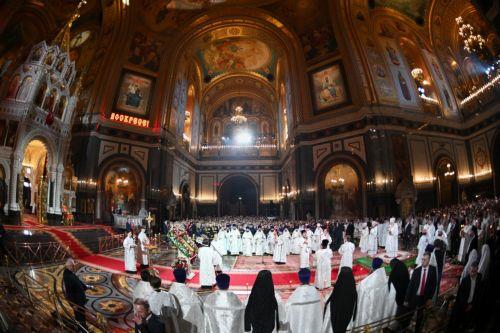 Ο Πούτιν στη λειτουργία της Ανάστασης, ο Ζελένσκι λέει ότι συνεχίστηκαν οι βομβαρδισμοί