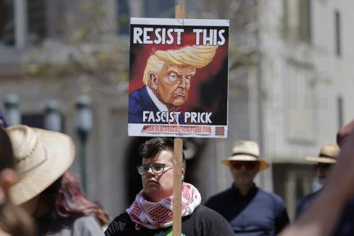 Χιλιάδες πολίτες στους δρόμους εναντίον του προέδρου των ΗΠΑ Τραμπ