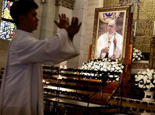 Σε εγκεφαλικό επεισόδιο και καρδιακή ανεπάρκεια οφείλεται ο θάνατος του Πάπα