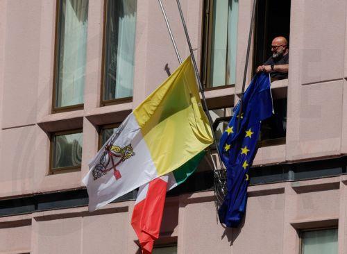 Στην κηδεία του Πάπα Φραγκίσκου εκ μέρους της ΕΕ Κόστα, Φον ντερ Λάιεν και Μέτσολα