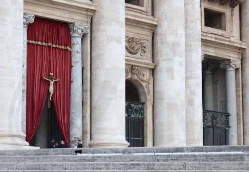 Mεταφέρεται στην Βασιλική του Αγίου Πέτρου το φέρετρο του Πάπα