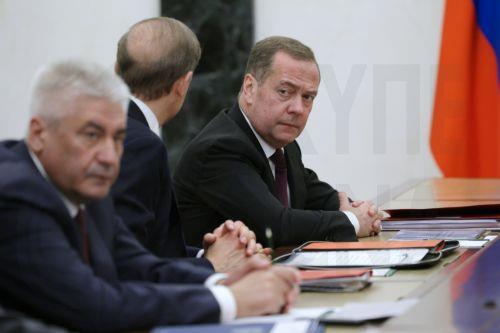 Ο Τραμπ ανάγκασε το Κίεβο να πληρώσει για αμερικανική βοήθεια, λέει ο Μεντβέντεφ