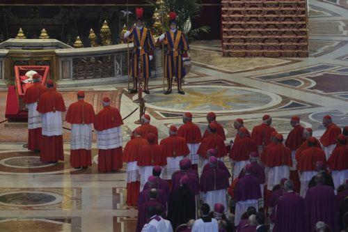 Πάνω από 100.000 πιστοί στην πλατεία Αγίου Πέτρου για το ύστατο χαίρε στον Πάπα