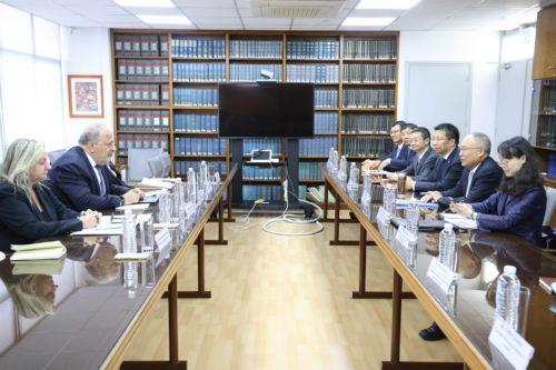 النائب العام يناقش مع نائب وزير العدل الصيني قضايا الفسا
