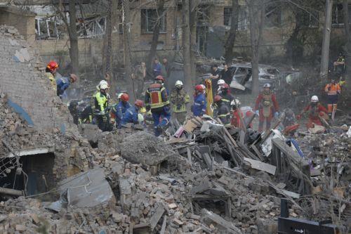 Βορειοκορεατικός πύραυλος σκότωσε 8 σε ρωσική επίθεση στο Κίεβο, λέει πηγή στο Reuters