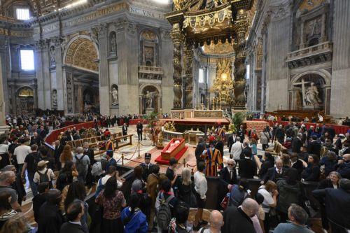 Πάνω από 90.000 άνθρωποι απέτισαν φόρο τιμής στον πάπα ως τις 7 το βράδυ της Πέμπτης
