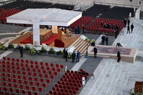 O Πρόεδρος απέτισε φόρο τιμής στον Πάπα πριν την έναρξη της κηδείας του