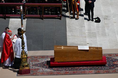 Περισσότεροι από 200.000 οι πιστοί στην κηδεία του Ποντίφικα