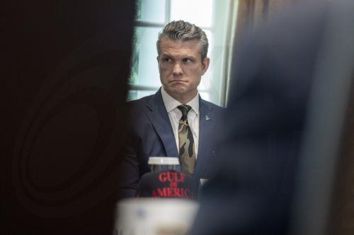 Ο ΥΠΑΜ των ΗΠΑ Χέγκσεθ απειλεί το Ιράν επειδή υποστηρίζει τους Χούθι στην Υεμένη