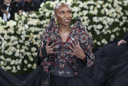 Η Σίνθια Ερίβο πρωταγωνιστεί στην κινηματογραφική μεταφορά του «Prima Facie»