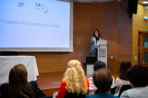 Διαχρονικά στο πλευρό των γυναικών η ΕΕ, υπέρμαχος της ισότητας λέει η Ραουνά [ΒΙΝΤΕΟ]