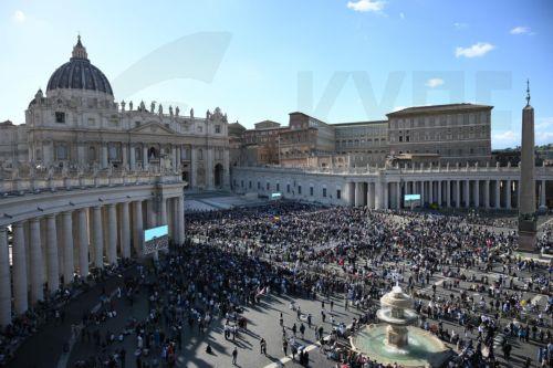 Χιλιάδες κατακλύζουν την πλατεία του Αγίου Πέτρου για να υποδεχτούν τον νέο πάπα