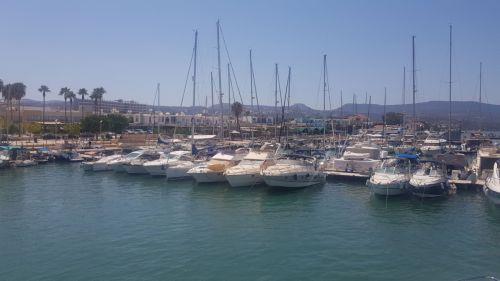 Εγκατάσταση συμπιεστών δημοτικών απορριμάτων στο λιμανάκι στο Λατσί