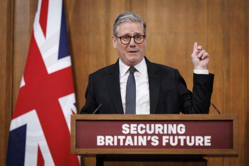 Μείωση της «καθαρής μετανάστευσης» υποσχέθηκε ο Στάρμερ