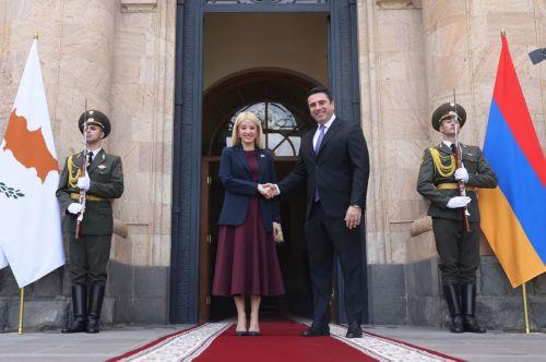 Ισχυρούς διμερείς δεσμούς ανέδειξε η ΠτΒ κατά τις επαφές της στην Αρμενία