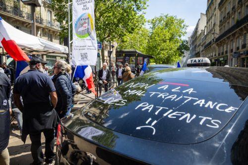 Eντείνουν τις διαμαρτυρίες τους οι οδηγοί ταξί στη Γαλλία