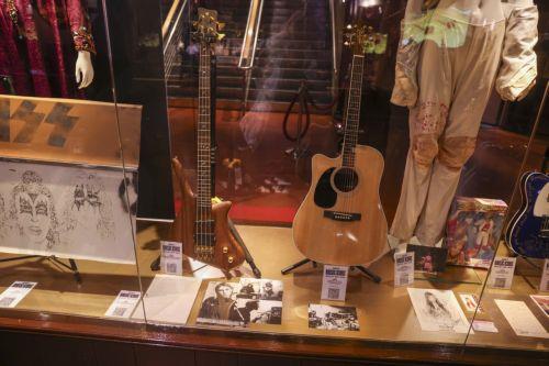 Σπάνιες κιθάρες πωλήθηκαν πάνω από 12.000 αγγλικές λίρες σε δημοπρασία