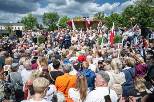 Μεγάλες πολιτικές συγκεντρώσεις σήμερα στη Βαρσοβία ενόψει προεδρικών