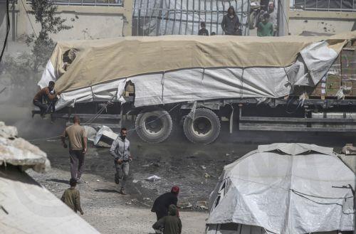 Χιλιάδες Παλαιστίνιοι λεηλάτησαν αποθήκη τροφίμων, αναφορές για τουλάχιστον δύο νεκρούς