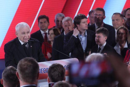 Εκτιμήσεις βάζουν τον συντηρητικό Ναβρότσκι στην Πολωνία μπροστά με το 51% των ψήφων