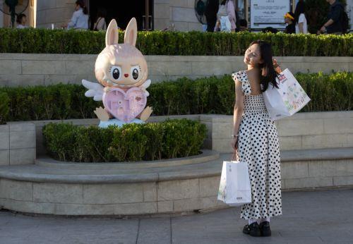 Μια κούκλα Labubu πωλήθηκε σε δημοπρασία για 150.000 δολάρια