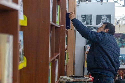 Η Τζόαν Κόλινς με τον Μάικλ Μπράντον σε εκδήλωση για τα απομνημονεύματά του