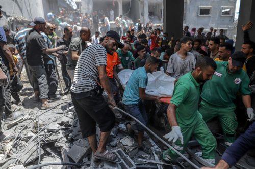 Ισραηλινά πλήγματα σκότωσαν δεκάδες σε κέντρο διανομής βοήθειας στη Γάζα