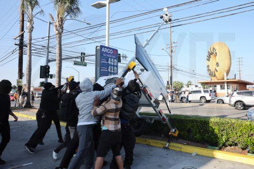 Ο Τραμπ στέλνει στρατιωτικές δυνάμεις στο Λος Άντζελες λόγω των διαμαρτυριών για τη μετανάστευση