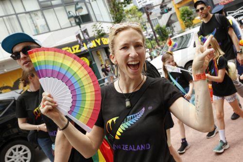 Mεγάλη πορεία στην Ουάσιγκτον, με τη ΛΟΑΤΚΙ+ κοινότητα να αψηφά τον Τραμπ