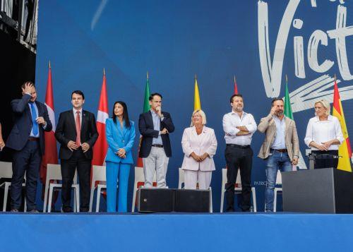 Στελέχη ευρωπαϊκής ακροδεξίας σε εκδήλωση κόμμματος Λεπέν για επέτειο ευρωεκλογών