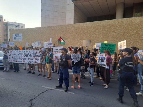 Διαμαρτυρία για τη Γάζα έξω από την ισραηλινή Πρεσβεία