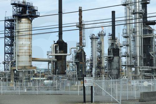 Η πλεονάζουσα παγκόσμια προσφορά πετρελαίου περιορίζει τις αυξήσεις τιμών