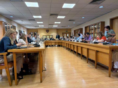 Θεσμικό πλαίσιο για στήριξη γονιών παιδιών που νοσούν ως το Σεπτέμβριο, ζητά από αρμόδιους η Βουλή