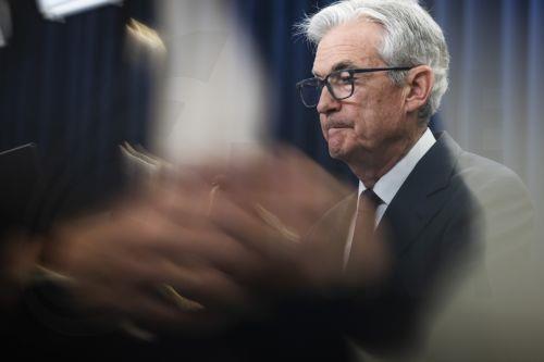 Ο Τραμπ βάζει ξανά στο στόχαστρο τον Πάουελ λέγοντας πως «πλήττει» τον στεγαστικό τομέα