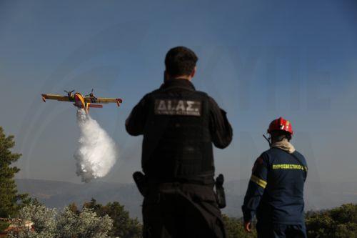 Μαίνεται πυρκαγιά στη Ραφήνα, έχουν καεί δέκα σπίτια