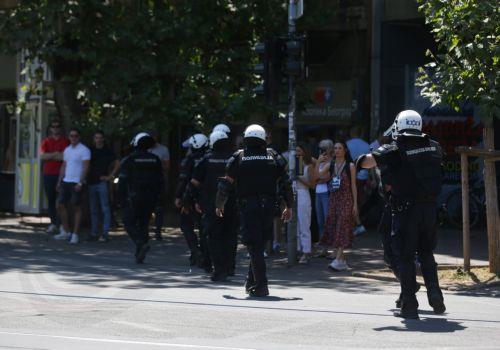Στρατιωτική παρέλαση και διαδηλώσεις φοιτητών στη Σερβία