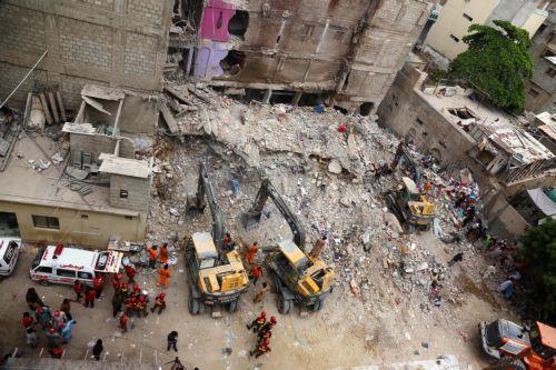 Oι διασώστες στο Πακιστάν ψάχνουν πολίτες στα ερείπια κτιρίου που κατέρρευσε