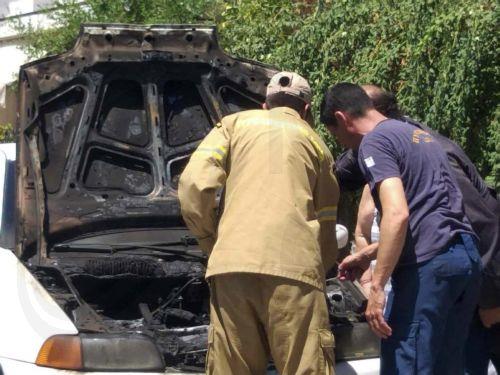 Πυρκαγιά σε ένα εκτάριο γης με ξηρά χόρτα και άγρια βλάστηση στο Γουδί