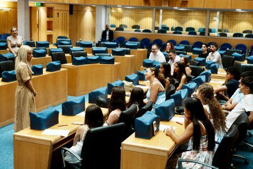 Η ΠτΒ δέχθηκε ομάδα ομογενών μαθητών και μαθητριών από ΗΠΑ και Καναδά