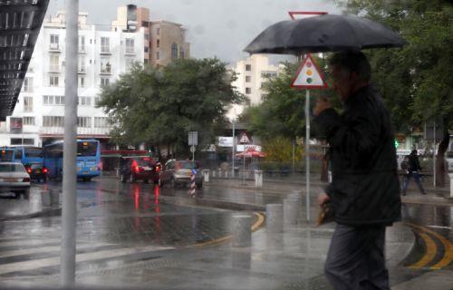 الأرصاد الجوية تحذر من عواصف رعدية غزيرة متفرقة