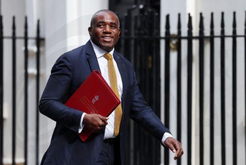 Ο Βρετανός ΥΠΕΞ αντιμέτωπος με πρόστιμο, ψάρεψε με τον Τζ. Ντ. Βανς χωρίς άδεια