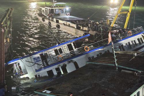 Στους 38 οι νεκροί στο Βιετνάμ μετά τη βύθιση τουριστικού σκάφους