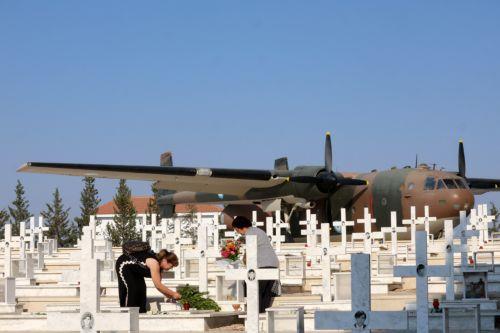 Πλήθος κόσμου από Κύπρο και Ελλάδα τίμησε τους πεσόντες της εισβολής στον Τύμβο Μακεδονίτισσας