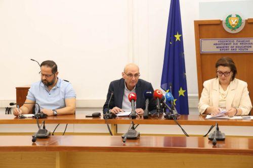 Με περηφάνεια και όνειρα δέχθηκαν την πρωτιά των εξετάσεων μαθήτριες της Λευκωσίας