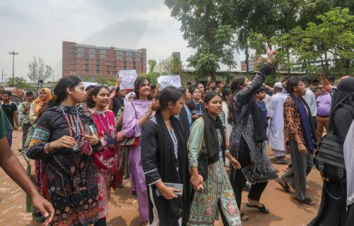 Διαδηλώσεις μαθητών μετά τη συντριβή μαχητικού αεροσκάφους με 31 νεκρούς στο Μπαγκλαντές