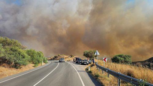 Ανεξέλεγκτη η φωτιά στην Αγία Βαρβάρα, επί ποδός και η κοινότητα της Μαραθούντας