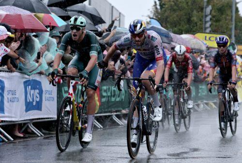 Ο Ιταλός Τζόναθαν Μίλαν νικητής 17ου ετάπ του Tour de France, στην κορυφή ο Πογκάτσαρ