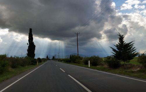 Βροχές και καταιγίδες στα ορεινά και ανατολικά τη Δευτέρα και την Τρίτη, λέει στο ΚΥΠΕ Λειτουργός Μετεωρολογίας